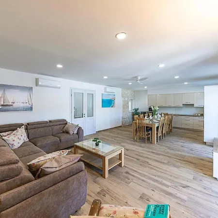 Cozy In With Outdoor Swimming Pool Holiday home