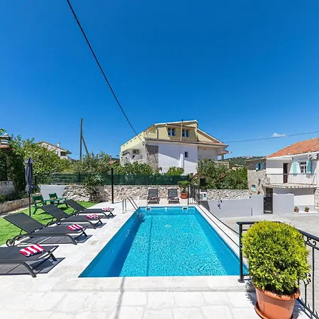 Cozy In With Outdoor Swimming Pool Holiday home *