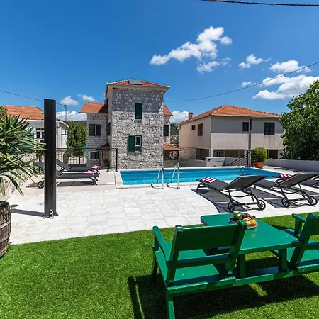 Cozy In With Outdoor Swimming Pool Holiday home