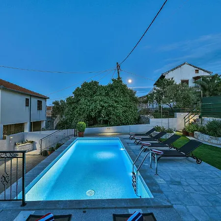 Cozy In With Outdoor Swimming Pool Holiday home *