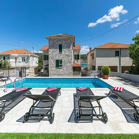 Cozy In With Outdoor Swimming Pool Holiday home Vinisce